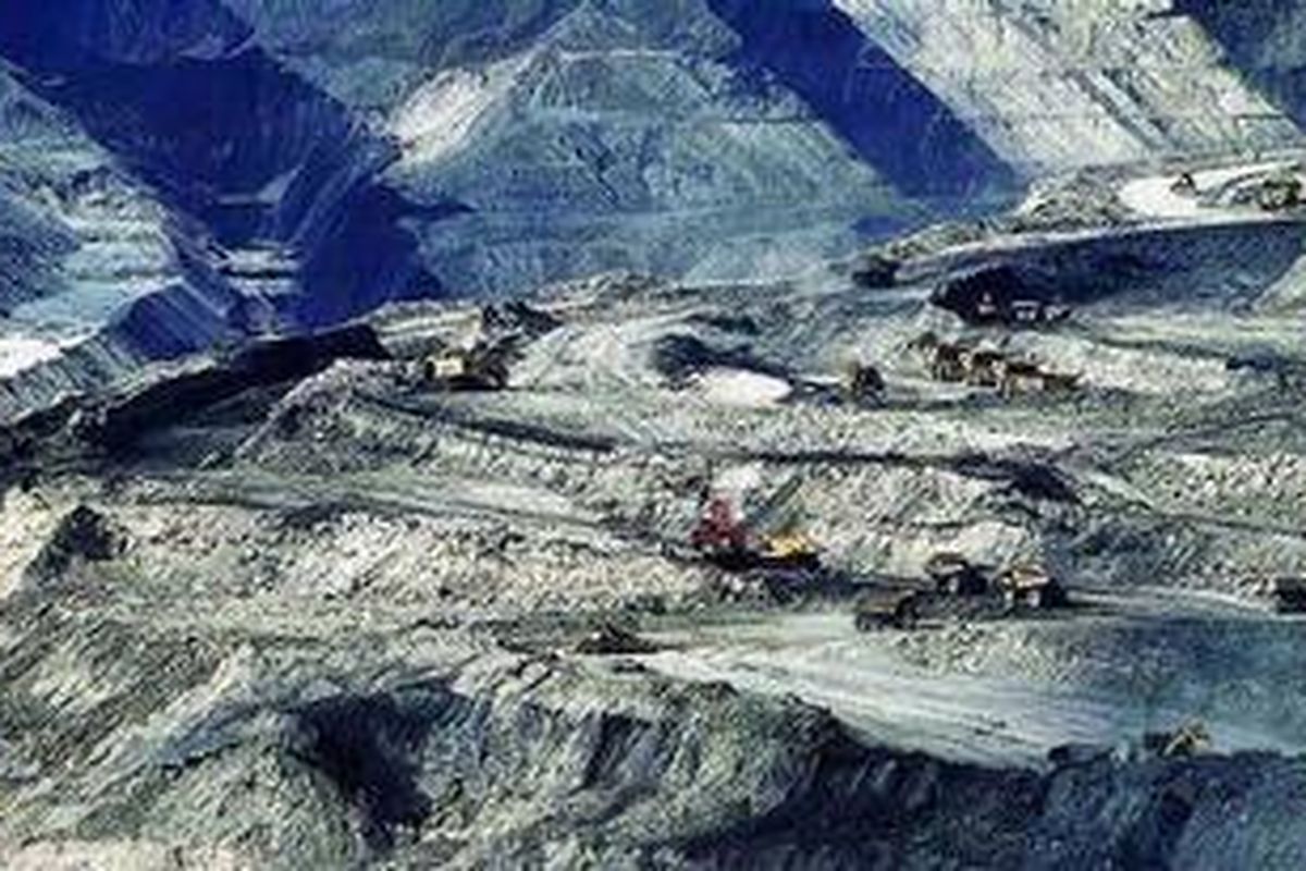 Ilustrasi: Ekskavator memindahkan batu bara ke truk berat di lokasi tambang tutupan PT Adaro Indonesia di perbatasan Kabupaten Tabalong dan Balangan, Kalimantan Selatan.