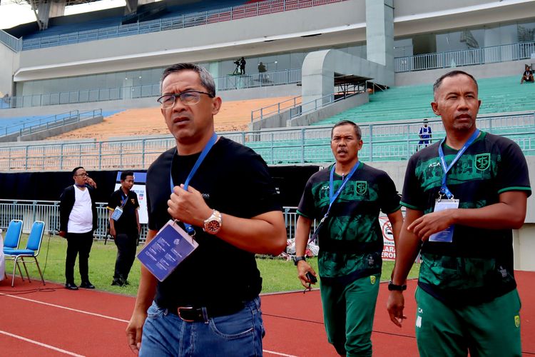 Pelatih Persebaya Surabaya nutuk Liga 1 2022-2023, Aji Santoso (kiri) yang didampingi asistennya Uston Nawawi (kanan) dan Mustaqim (tengah).