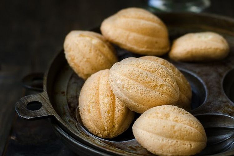 Kuih bahulu, kue khas Idul Fitri di Malaysia dan Singapura. 