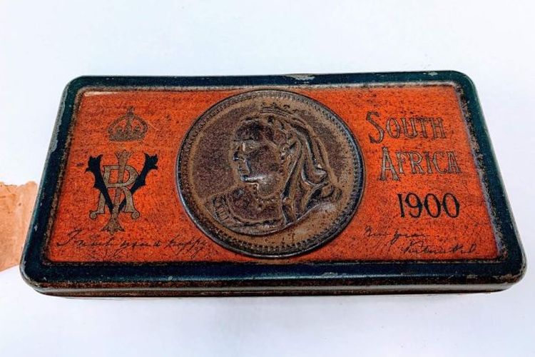 Coklat dikirim dalam kemasan kaleng yang ditandai dengan rupa Ratu Victoria.