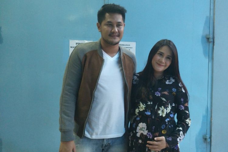 Pasangan Puadin Redi dan Ryana Dea dalam wawancara usai menjadi bintang tamu program bincang-bincang di Studio TransTV, Mampang, Jakarta Selatan, Jumat (10/11/2017) sore.