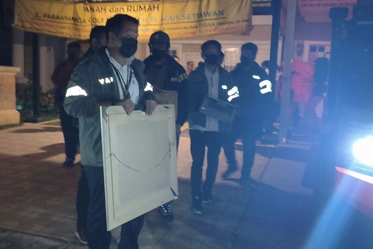 Tak Hanya Emas Batangan dan Uang, Polisi Juga Sita Foto Keluarga dari Rumah Mewah di Sentul