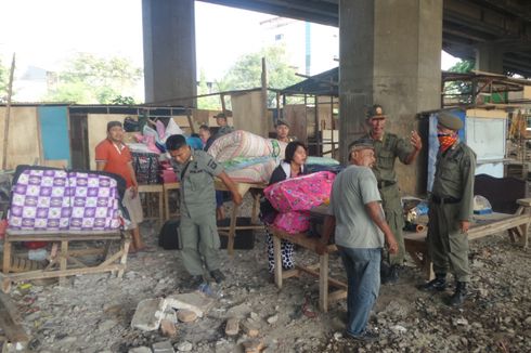 Warga Bongkar Sendiri Bedeng Mereka di Kolong Tol Kalijodo