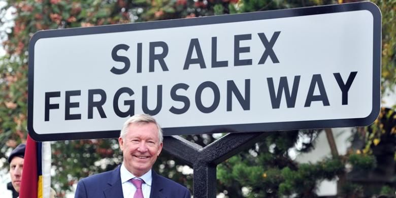 Mantan pelatih Manchester United, Sir Alex Ferguson saat peresmian jalan dengan namanya di kompleks Stadion Old Trafford, Senin (14/10/2013). 