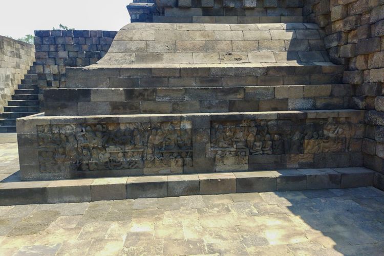 Salah satu panil Relief Karmawibhangga yang terbuka di sisi tenggara Candi Borobudur