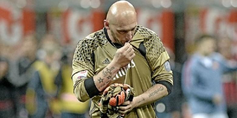 Christian Abbiati mencium badge AC Milan seusai memberikan ucapan perpisahan di San Siro, Sabtu (14/5/2016).