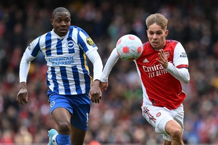 Gelandang Brighton, Enock Mwepu, berduel dengan pemain Arsenal Emile Smith Rowe dalam laga Liga Inggris 2021-2022 di Stadion Emirates, 9 April 2022. 