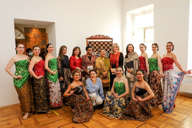 Presiden dan anggota IWC Moscow bersama Fitria Wibowo Tavares & penari fashion dance tari Batik.