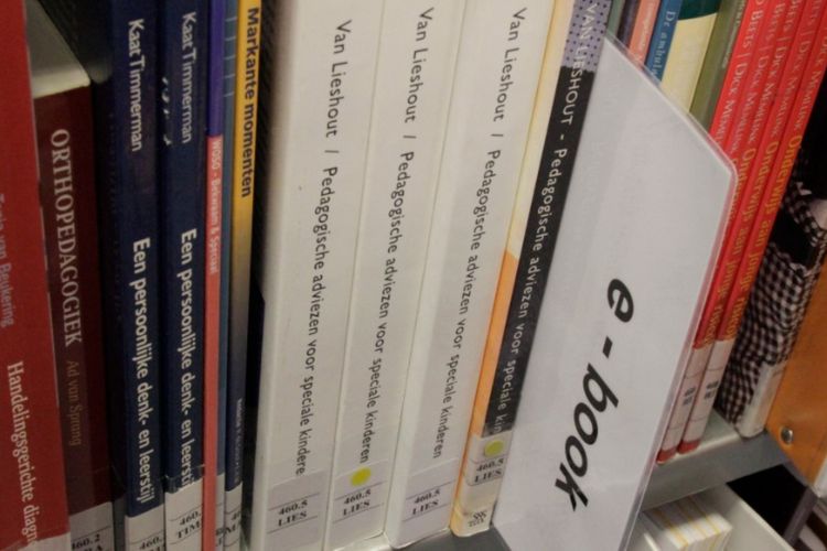 Buku di perpusakaan di sebuah perguruan tinggi di Belanda. 