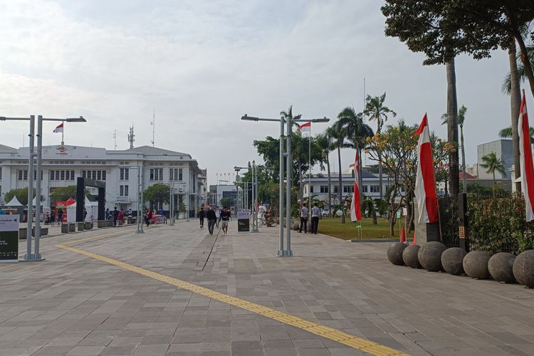 Akivitas pengunjung di Jalan Lada, kawasan Kota Tua, Jakarta Barat, Jumat (26/08/2022). Sebagai bagian dari revitalisasi, area ini kini bebas kendaraan bermotor.