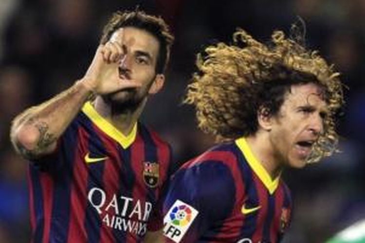 Gelandang Barcelona, Cesc Fabregas, dan Carles Puyol. 