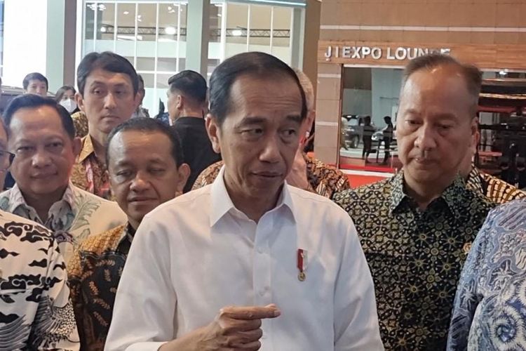 Presiden Joko Widodo (Jokowi) saat menghadiri acara Indonesia International Motor Show (IIMS) 2024 di JIExpo Kemayoran, Jakarta, Kamis (15/2/2024).