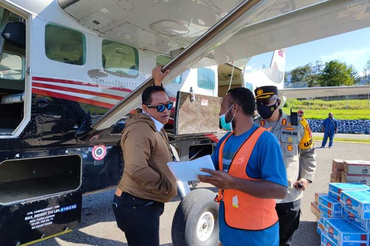 Kapolres Pegunungan Bintang AKBP Cahyo Sukarnito tengah memastikan pengiriman logistik untuk personelnya yang bertugas di distrik-distrik terjauh, Oksobil, Pegunungan Bintang, Papua