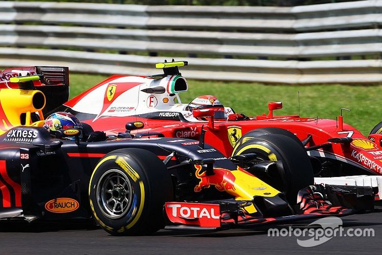 Pertarungan Max Verstappen dan Kimi Raikkonen di lintasan