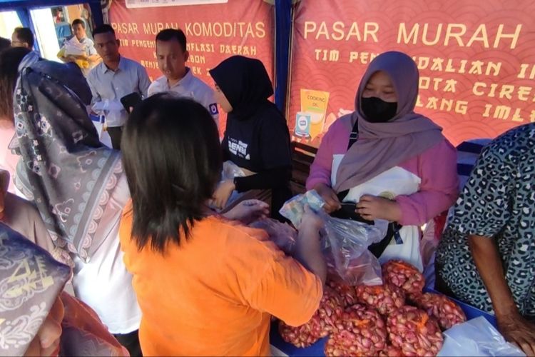 Sejumlah warga memadati pasar murah yang dilakukan Tim Pengendali Inflasi Daerah (TPID) Kota Cirebon, di depan Vihara Pemancar Keselamatan, Rabu (18/1/2023). Warga menyerbu karena harga sejumlah komoditas yang dijual relatif lebih murah di pasaran