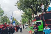 Massa Buruh Demo di Balai Kota Jakarta, Tuntut Kejelasan UMP 2026