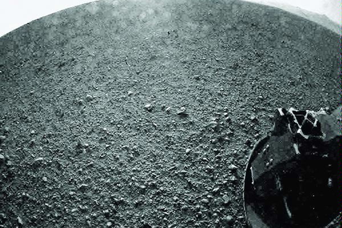 Citra permukaan planet Mars yang diabadikan pertama kali oleh wahana penjelajah Mars, Curiosity, Senin (6/8). Citra ini diambil  menggunakan lensa mata ikan (fisheye) dari kamera buatan Laboratorium Jet Propulsi NASA yang terletak di sisi kiri Curiosity. Wahana senilai 2,5 miliar dollar AS itu sukses mendarat pada pukul 12.32 WIB dengan sistem sky crane yang baru pertama kali digunakan dan diklaim sebagai cara tercanggih saat ini.