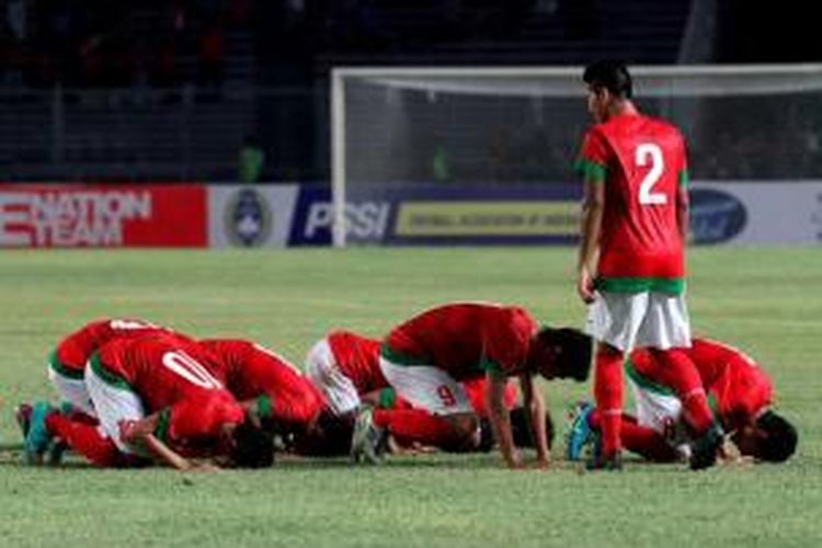Pemain Indonesia melakukan selebrasi usai membobol gawang Filipina dalam pertandingan kualifikasi Piala Asia U-19 di Stadion Utama Gelora Bung Karno, Jakarta, Kamis (10/10/2013). Timnas Indonesia mengalahkan Filipina 2-0.