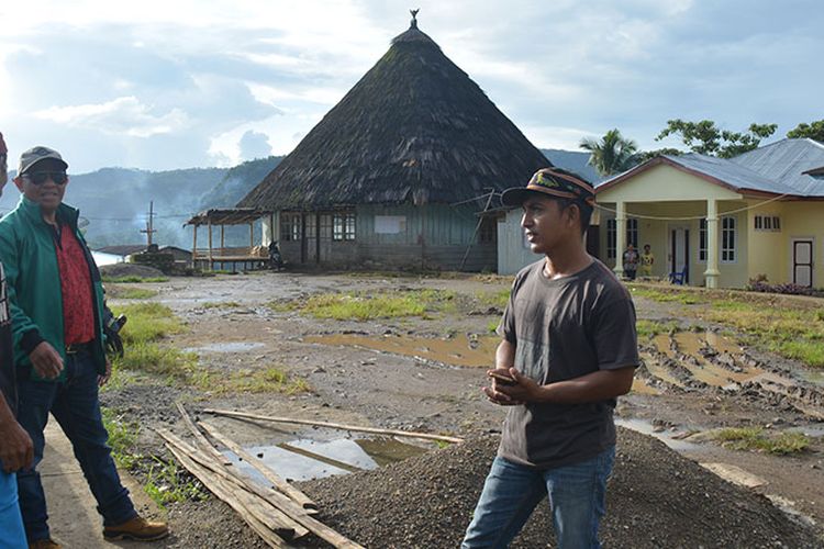 Wisatawan lokal sedang disapa oleh warga setempat di depan Rumah Gendang Ker yang beratap Ijuk di Kampung Ker, Kelurahan Goloru, Kecamatan Kuwus, Kabupaten Manggarai Barat, Flores, NTT, Minggu (31/3/2019). Rumah adat ini adalah satu-satunya yang masih menggunakan atap ijuk.