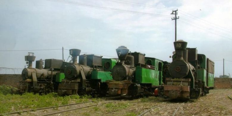 Empat lokomotif Pabrik Gula Sumberhardjo. Keempat lokomotif itu telah diubah menjadi pembakar minyak.