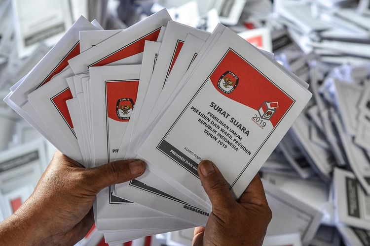 Sejumlah petugas melipat surat suara Pemilihan Presiden dan Wakil Presiden di Gudang Logistik KPU Kota Tasikmalaya, Jawa Barat, Senin (11/2/2019). Sebanyak 2.470.385 lembar surat suara yang terbagi menjadi surat suara untuk Pilpres, DPR RI, DPR Provinsi, DPRD dan DPD, nantinya akan didistribusikan ke 2.063 TPS dan ditargetkan selesai dalam dua minggu dengan jumlah petugas pelipatan 1.000 orang dari PPK, PPS serta KPPS. ANTARA FOTO/Adeng Bustomi/hp.