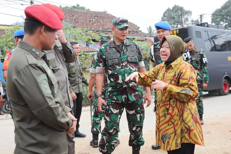 Menteri Sosial (Mensos) Tri Rismaharini menilik kondisi di lapangan terdampak gempa Cianjur.

