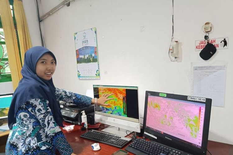 Petugas BMKG wilayah V Jayapura, Papua saat memantau cuaca.