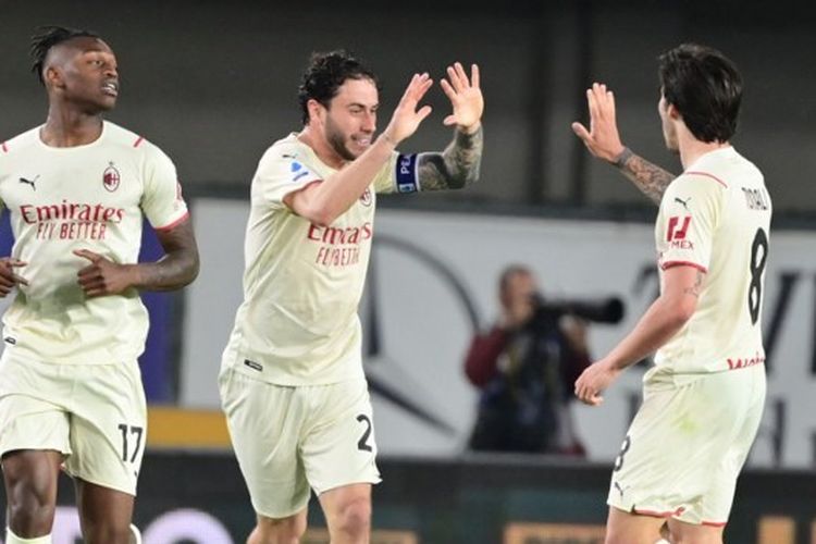 Sandro Tonali (paling kanan) merayakan gol bersama Rafael Leao dan Davide Calabria dalam laga Verona Vs AC Milan pada pekan ke-36 Liga Italia 2021-2022 yang digelar di Stadion Marc'Antonio Bentegodi, Sabtu (8/5/2022) malam waktu setempat.