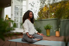 4 Cara Sederhana Cegah Kesemutan Saat Meditasi