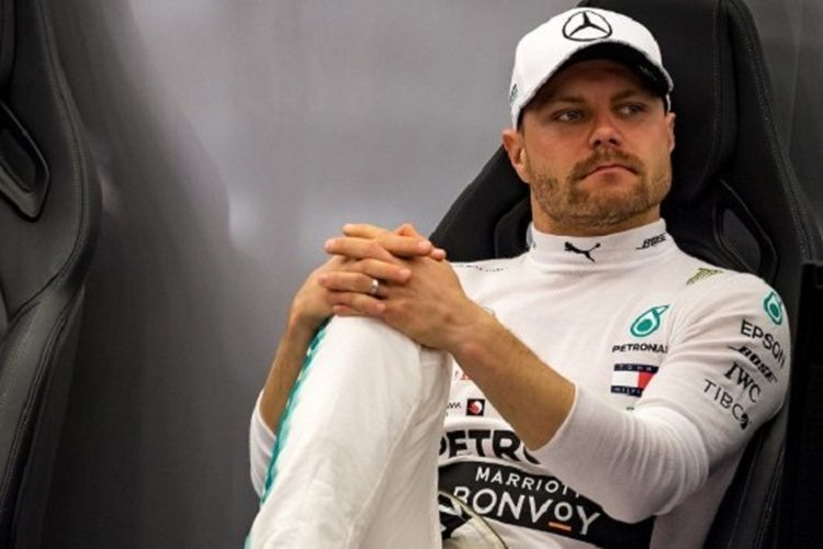 Pebalap Mercedes asal Finlandia, Valtteri Bottas, jelang sesi latihan bebas GP Bahrain di Sirkuit Internasional Sakhir, 29 Maret 2019. 