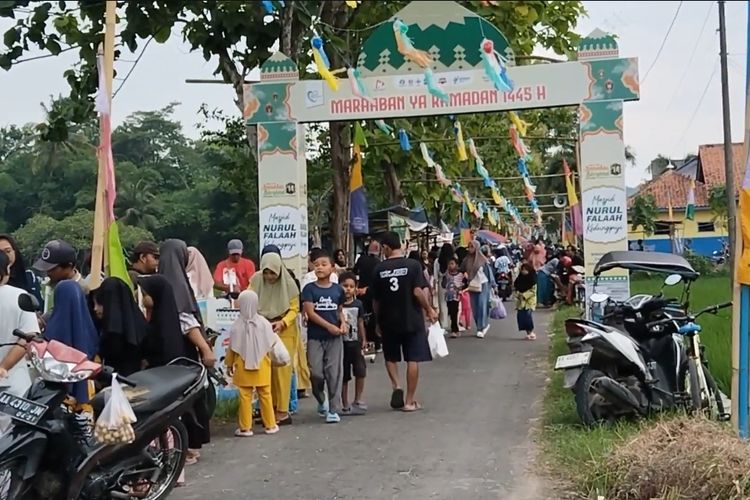 Suasana pasar sore Ramadhan (Pasora) di sekitar Masjid Nurul Falaah Desa Kedungpuji, Kecamatan Gombong, Kabupaten Kebumen, Jawa Tengah Selasa (12/3/2024) untuk memeriahkan Bulan Suci Ramadhan 1445 H.
