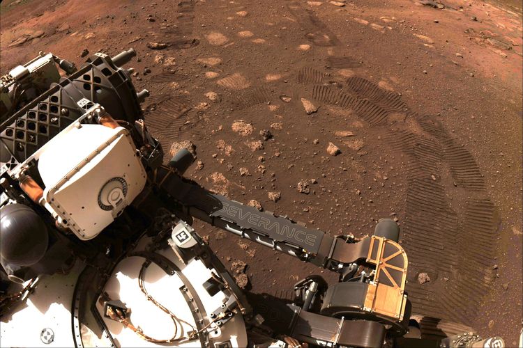 Wahana penjelajah Perseverance milik NASA telah melakukan test drive sekaligus gerakan pertamanya di Mars. Pergerakan Perseverance tersebut terjadi hanya berselang beberapa pekan setelah mendarat di Planet Merah.