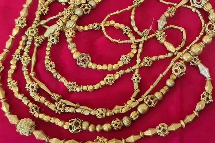 Kalung manik-manik yang diduga berasal dari Sungai Musi dan merupakan jejak arkeologi perdagangan di Kerajaan Sriwijaya.