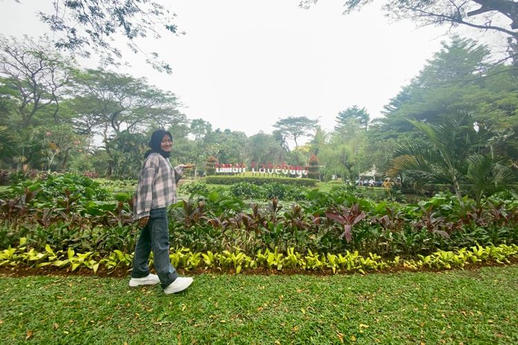 Spot foto di depan tulisan Taman Tabebuya di Jagakarsa, Jakarta Selatan. 