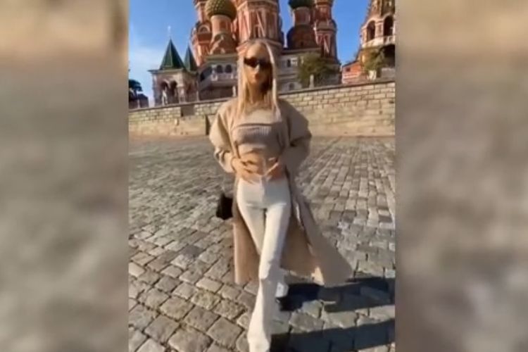 Potongan video memperlihatkan Lola Bunny, seorang bintang porno Rusia berjalan di depan gereja Ortodoks dan memamerkan payudaranya. Aksinya menuai kemarahan, dengan Lola kini masuk ke dalam penyelidikan polisi.
