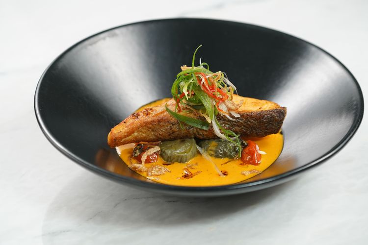 Red Curry Roasted Salmon di Mensa The Table Jakarta dengan perpaduan Roasted Eggplant dan Tomato Cherry