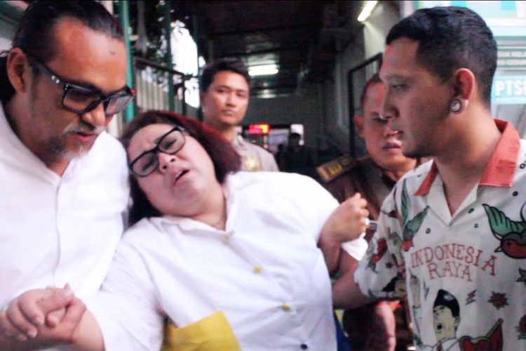 Komedian Nunung dibopong suami dan anaknya saat lemas dan hampir pingsan di Pengadilan Negeri Jakarta Selatan, Rabu (23/10/2019).