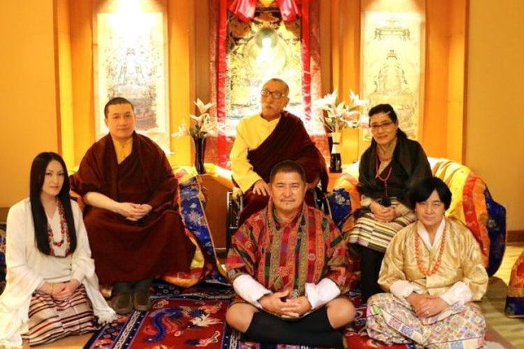 Thaye Dorje (kiri atas) didampingi sang istri Rinchen Yangzom (kiri bawah) yang dinikahinya di New Delhi, India.
