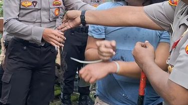 Keliling Kampung Bawa Golok Sambil Lempari Atap, Pemuda di Ngawi Ditembak Pistol Kejut