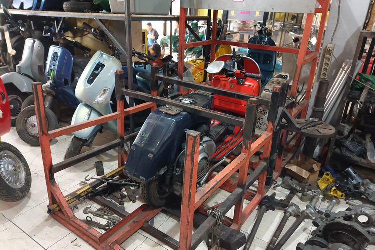 Kebiasaan Buruk Pengendara Vespa Tua yang Bikin Bodi Cepat Miring