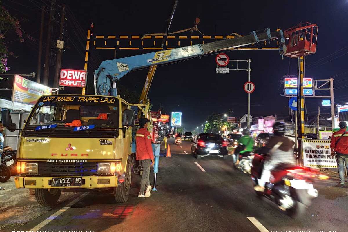 Portal katrol pembatas kendaraan berat di ujung Jalan Moch. Ichsan, Kelurahan Wates, Kecamatan Ngaliyan, Kota Semarang, Jawa Tengah. 