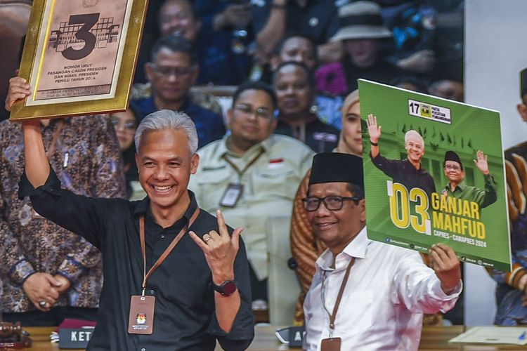 Calon presiden dan calon wakil presiden Ganjar Pranowo (kiri) dan Mahfud MD (kanan) menunjukkan nomor hasil undian pada Rapat Pleno Terbuka Pengundian dan Penetapan Nomor Urut Pasangan Capres dan Cawapres Pemilu Tahun 2024 di Gedung KPU, Jakarta, Selasa (14/11/2023). 