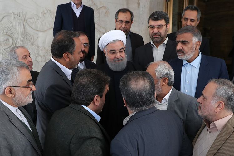 Presiden Iran Hassan Rouhani menyapa kepala komisi parlemen sebelum melangsungkan sebuah pertemuan di Ibu Kota Teheran, Senin (1/1/2018). Unjuk rasa anti-pemerintahan Presiden Hassan Rouhani di Iran berlangsung hampir sepekan, memakan korban tewas hingga puluhan orang dan ratusan orang ditangkap pihak keamanan.