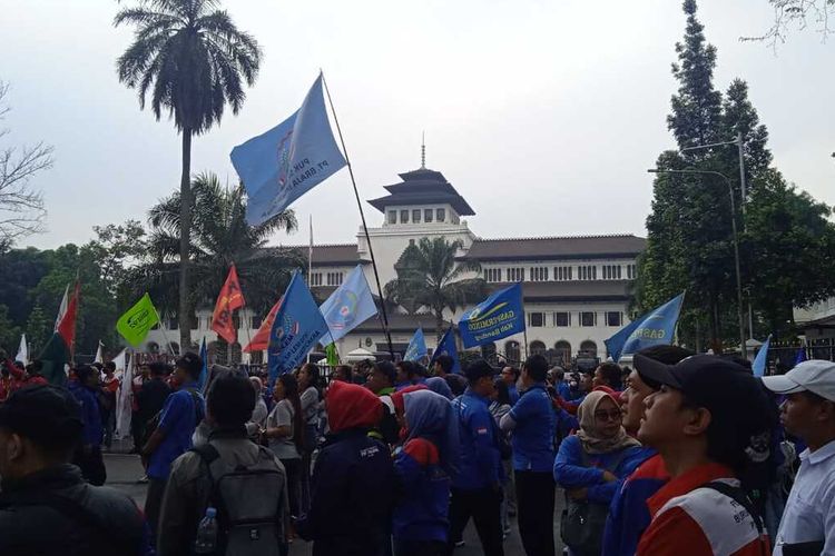 Umr kota bandung 2025 tertinggi ke 8 di jabar
