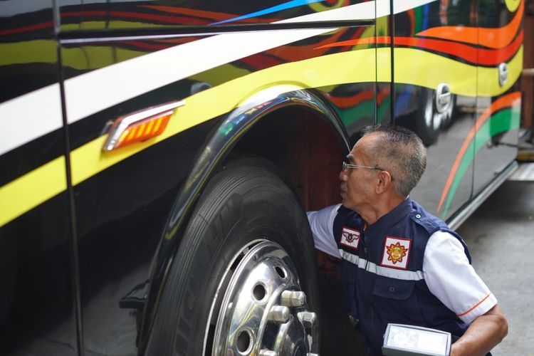 Pastikan Keamanan 1.800 Jemaah Haji, Pemkab Karawang Gelar 'Ramp Check' Belasan Bus