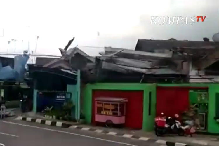 Tangkapan layar video amatir saat puting beliung menerjang belasan rumah di Kecamatan Parakan, Temanggung, Jawa Tengah, Kamis (2/12/2021).