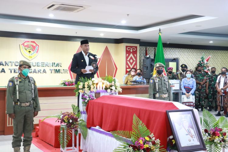 Upacara pelepasan jenazah mantan Gubernur NTT Frans Lebu Raya, secara kedinasan di Kantor Gubernur NTT, Selasa (21/12/2021) 