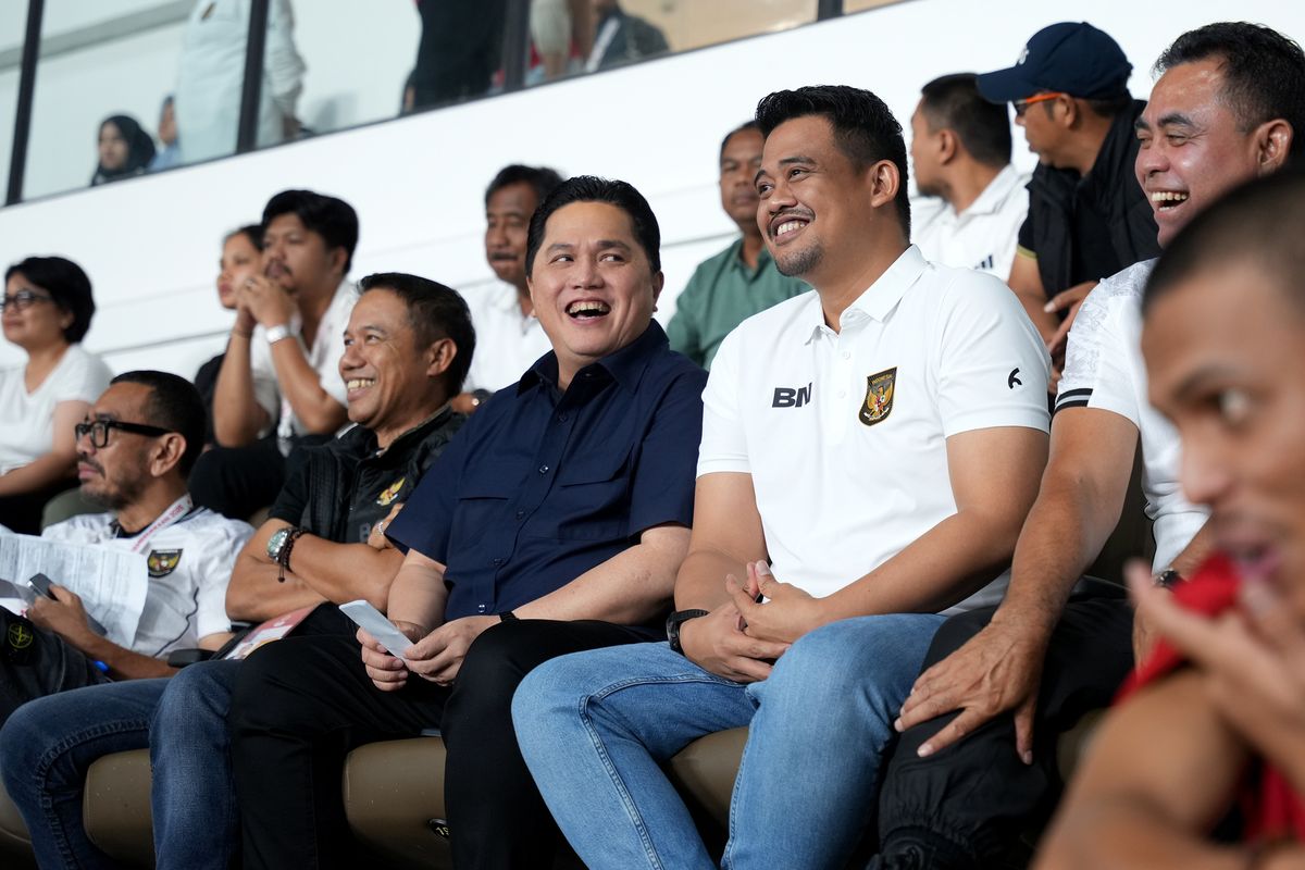Ketua Umum Persatuan Sepak Bola Seluruh Indonesia (PSSI) Erick Thohir dan Gubernur Sumatera Utara (Sumut) Muhammad Bobby Afif Nasution menyaksikan laga perdana Timnas U-17 melawan Tajikistan di Stadion Utama Sumatera Utara, Selasa (12/8/2025).