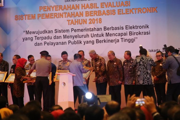 Wapres RI Jusuf Kalla menyerahkan penghargaan predikat sangat baik pada evaluasi Sistem Pemerintahan Berbasis Elektronik (SPBE) tahun 2018 kepada Gubernur Jawa Tengah (Jateng), di Hotel Bidakara, Jakarta, Kamis (28/3/2019).
