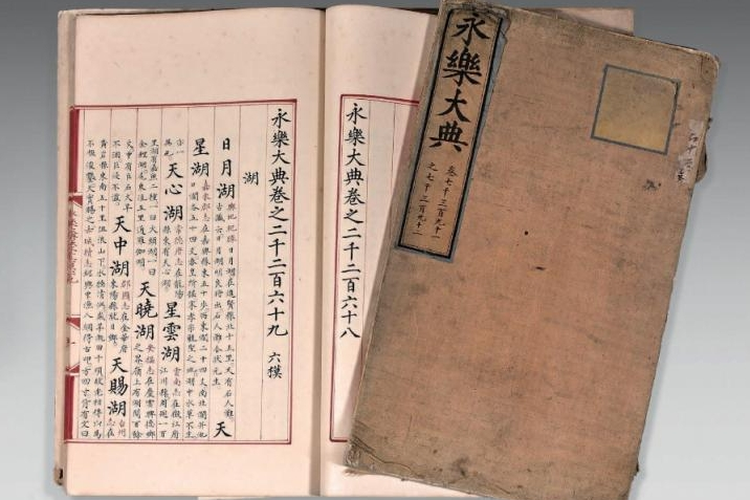 Dua edisi ensiklopedia Yongle Dadian, bagian dari seri ensiklopedia yang dibuat di masa Dinasti Ming, China, yang pada Selasa (7/7/2020) laku terjual dalam lelang seharga hampir Rp 130 miliar. 